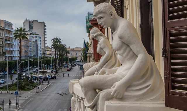 Bari, grandi statue ed elaborati fregi:  Palazzo Atti, simbolo liberty di corso Cavour 